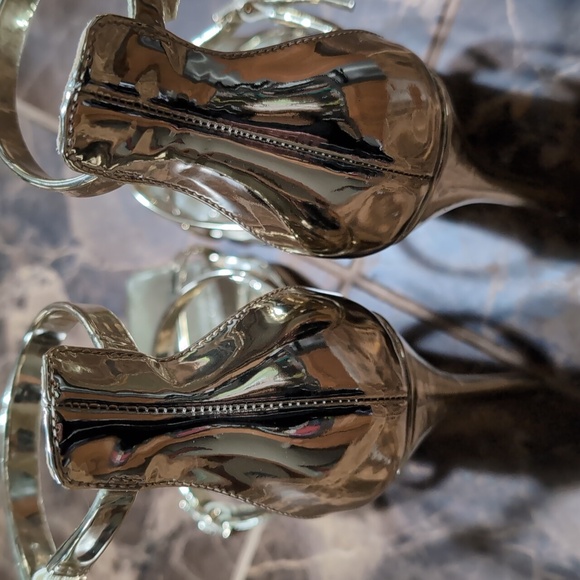 Jessica Rich. Gold Strappy Heels with High Slender Heel - Picture 4 of 7